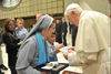 La Superiora regionale Reverenda Madre Sr Natalina Fenaroli consegna il libro nelle mani di Sua Santita' Papa Ratzinger